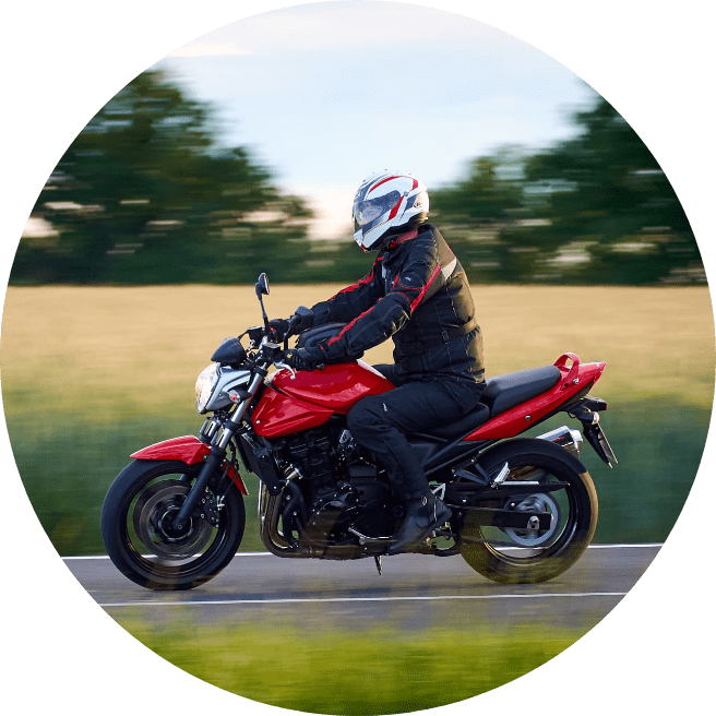 バイクに乗っている人